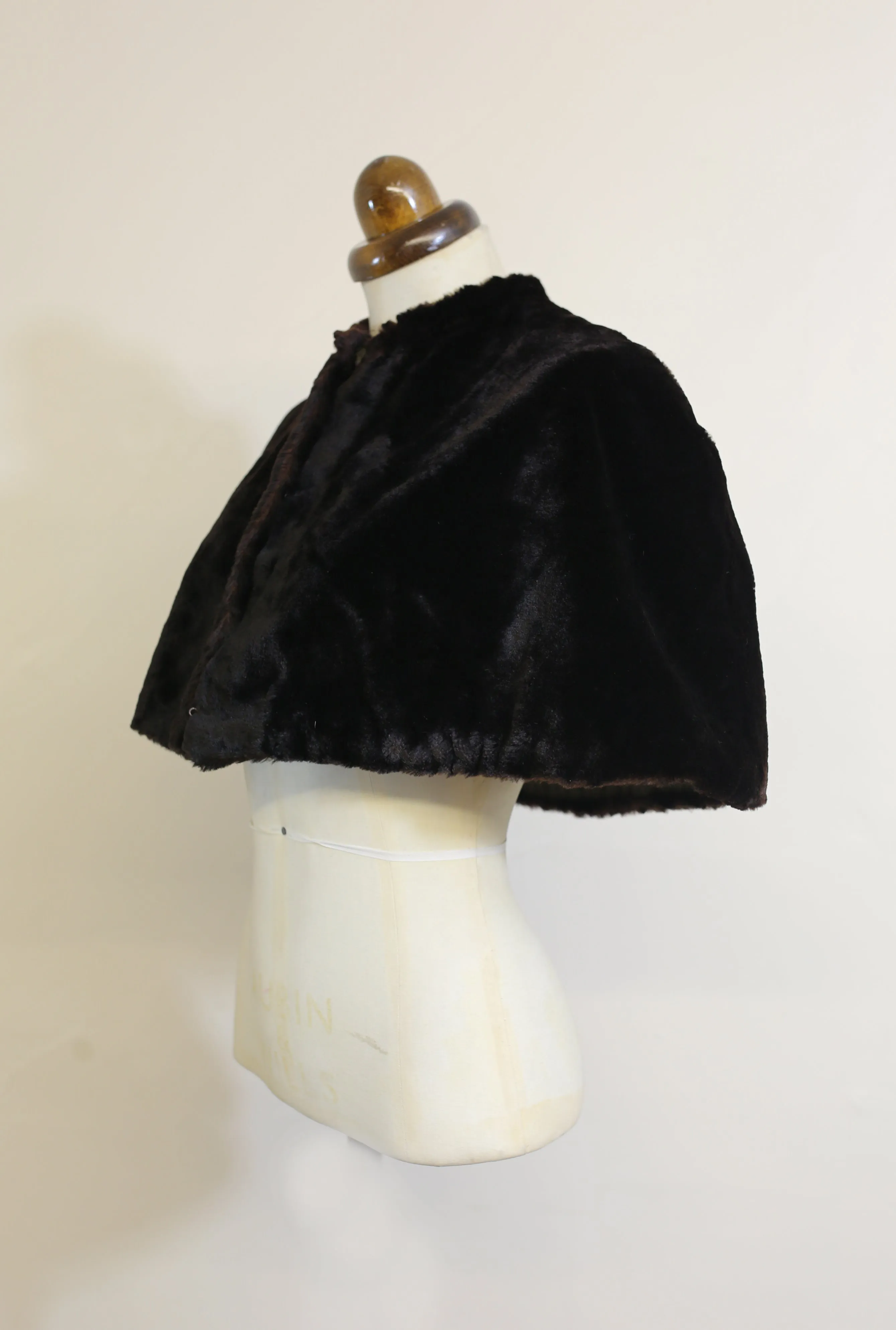 Vintage 1920s Black Thick Velvet Cropped Cape