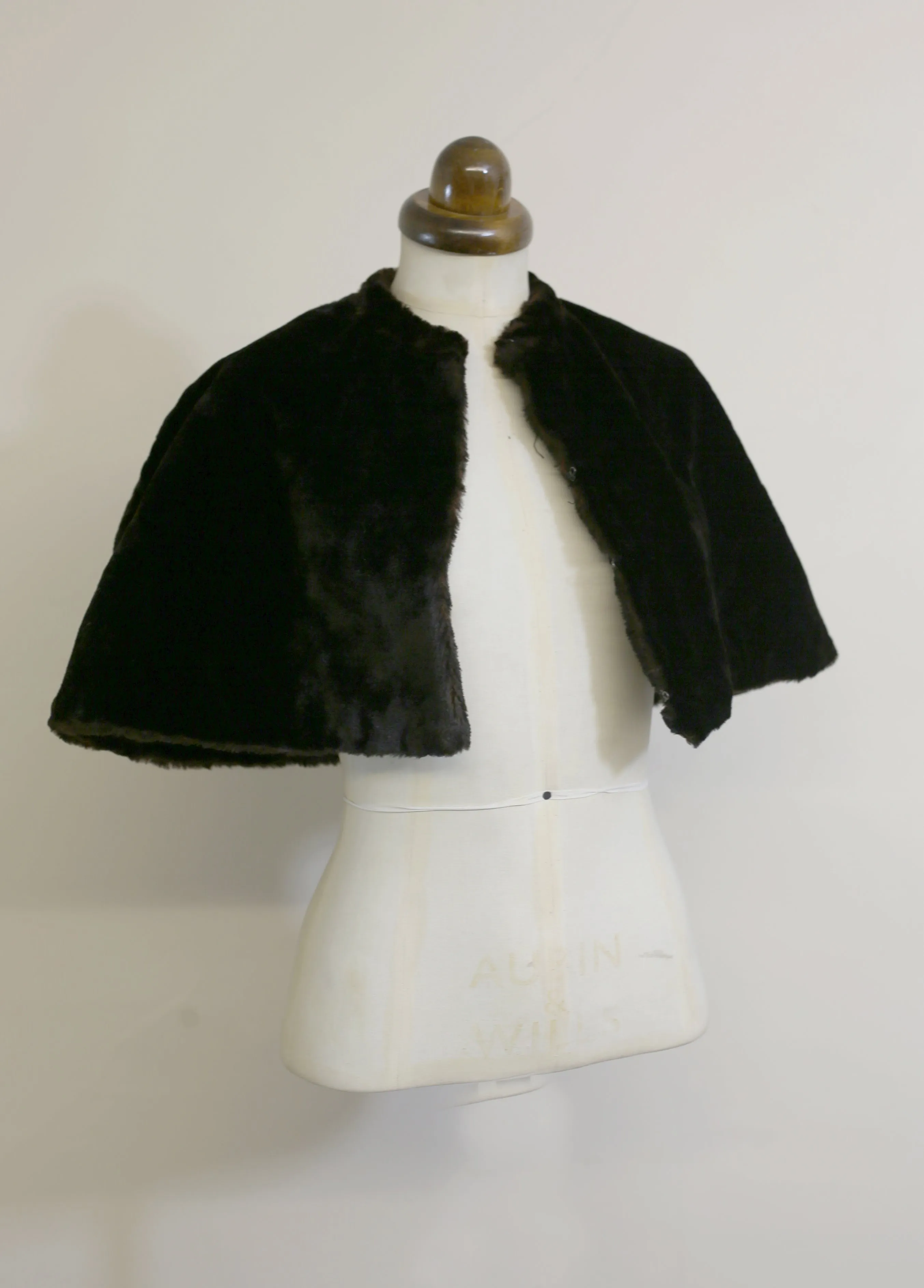 Vintage 1920s Black Thick Velvet Cropped Cape