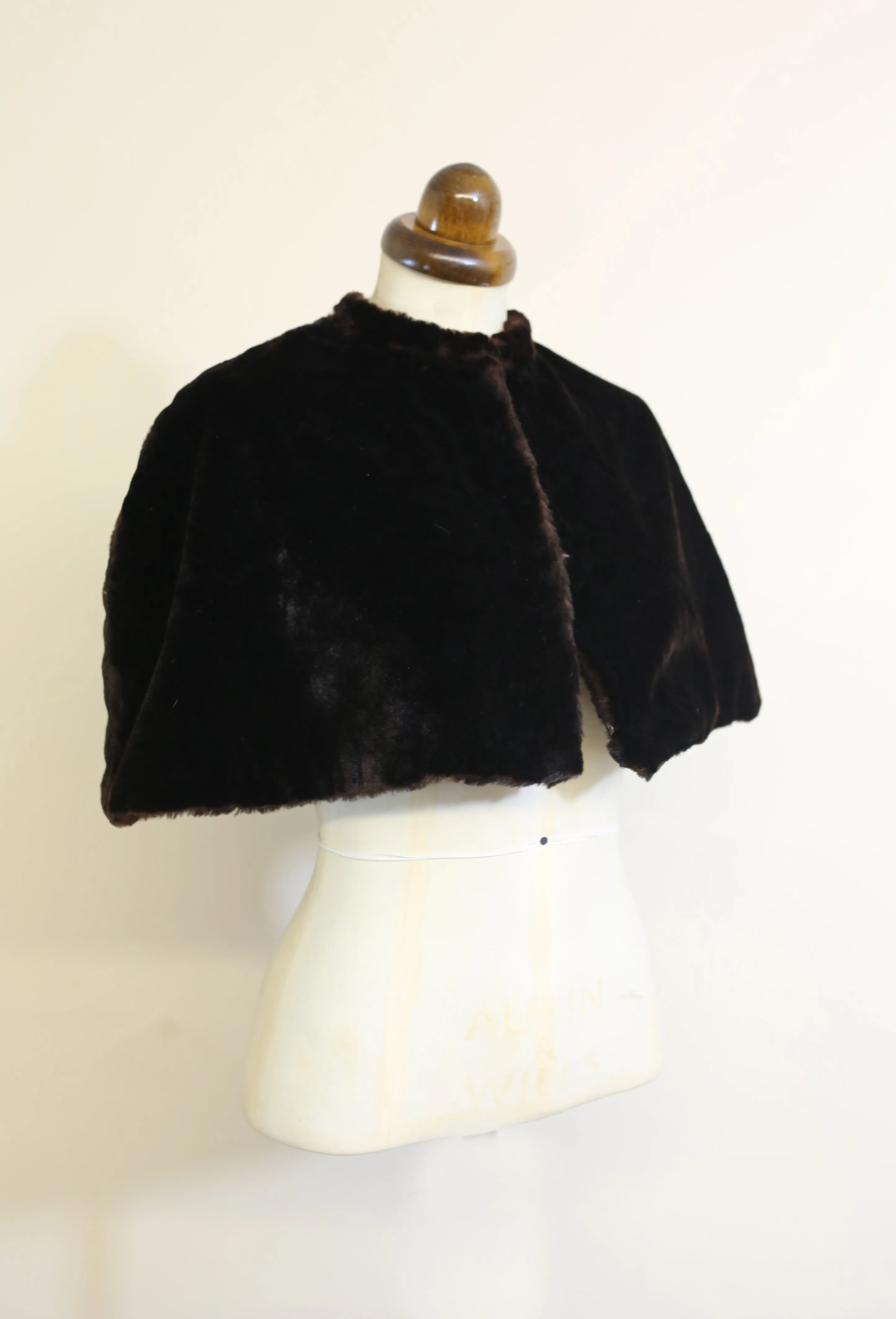 Vintage 1920s Black Thick Velvet Cropped Cape