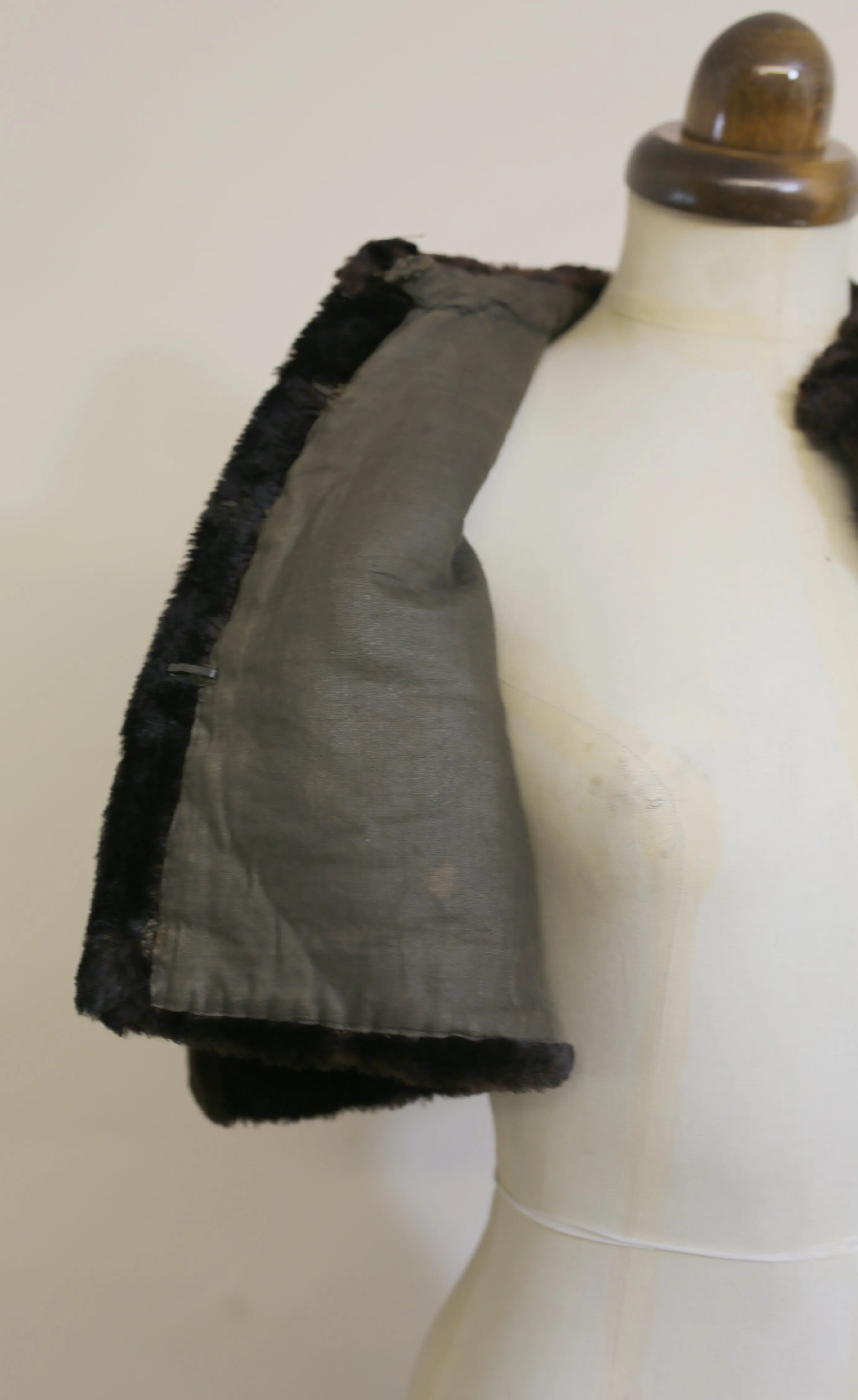 Vintage 1920s Black Thick Velvet Cropped Cape